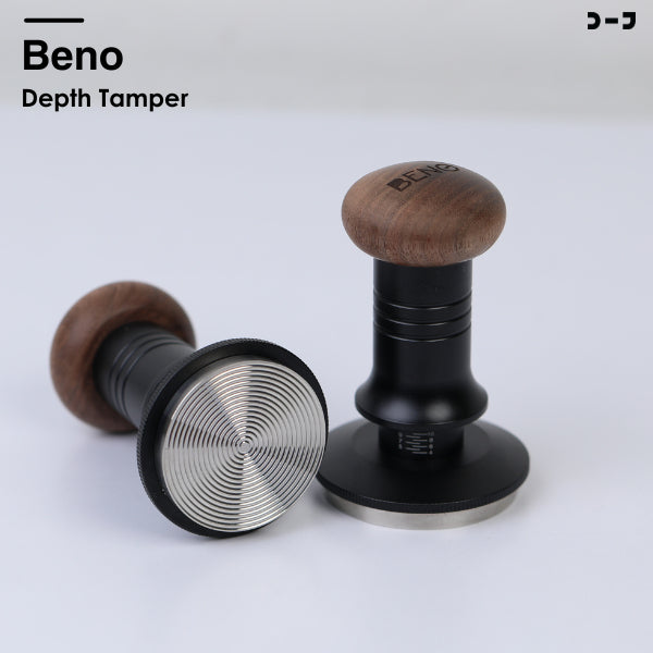 BENO Depth Tamper เเทมเปอร์ที่กดกาแฟแบบสปริง ขนาด 51 53 และ 58 มิล ปรับความลึกได้ง่าย เพียงหมุนที่ด้าม มีบ่า ฐานลายคลื่น
