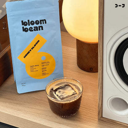 เมล็ดกาแฟคั่วกลาง Bloom Bean – รส Honey Bloom หอมละมุน เข้มกลมกล่อม ดื่มง่าย สัมผัสรสหวานมีมิติ จากกาแฟสายพันธุ์ทิปิ